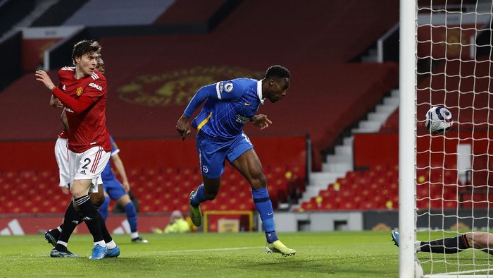MANCHESTER, ENGLAND - APRIL 04: Danny Welbeck of Brighton & Hove Albion scores their teams first goal during the Premier League match between Manchester United and Brighton & Hove Albion at Old Trafford on April 04, 2021 in Manchester, England. Sporting stadiums around the UK remain under strict restrictions due to the Coronavirus Pandemic as Government social distancing laws prohibit fans inside venues resulting in games being played behind closed doors. (Photo by Phil Noble - Pool/Getty Images)