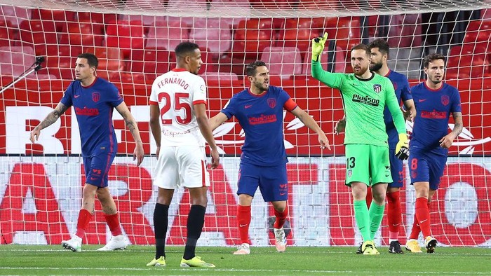 SEVILLE, SPAIN - APRIL 04: Jan Oblak of Atletico Madrid reacts after saving a penalty from Lucas Ocampos of Sevilla FC during the La Liga Santander match between Sevilla FC and Atletico de Madrid at Estadio Ramon Sanchez Pizjuan on April 04, 2021 in Seville, Spain. Sporting stadiums around the UK remain under strict restrictions due to the Coronavirus Pandemic as Government social distancing laws prohibit fans inside venues resulting in games being played behind closed doors. (Photo by Fran Santiago/Getty Images)