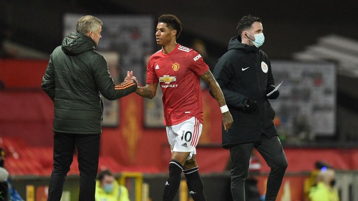 MANCHESTER, ENGLAND - APRIL 04: Marcus Rashford of Manchester United interacts with Ole Gunnar Solskjaer, Manager of Manchester United as he is substituted off during the Premier League match between Manchester United and Brighton & Hove Albion at Old Trafford on April 04, 2021 in Manchester, England. Sporting stadiums around the UK remain under strict restrictions due to the Coronavirus Pandemic as Government social distancing laws prohibit fans inside venues resulting in games being played behind closed doors. (Photo by Oli Scarff - Pool/Getty Images)
