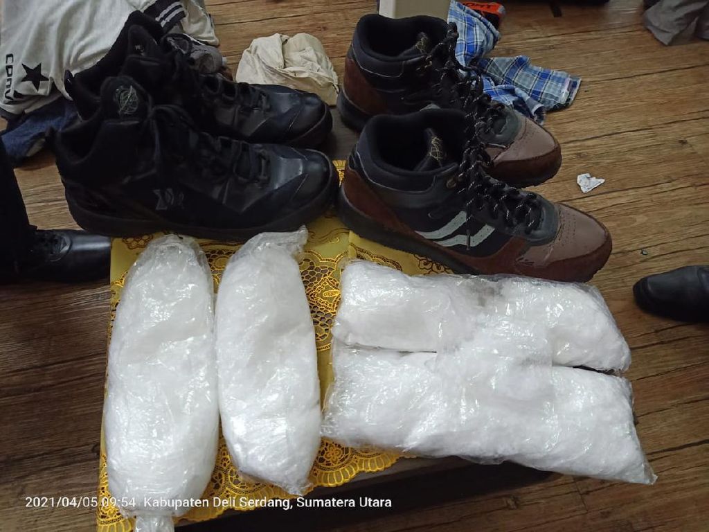 Bawa 2 Kg Sabu dalam Sepatu, 2 Pria Ditangkap di Bandara Kualanamu Bawa 2 Kg Sabu dalam Sepatu, 2 Pria Ditangkap di Bandara Kualanamu
