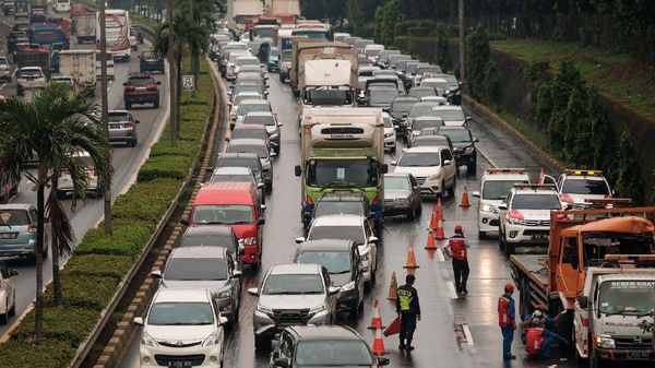 Ada Kecelakaan, Tol JORR Arah Pasar Minggu Macet