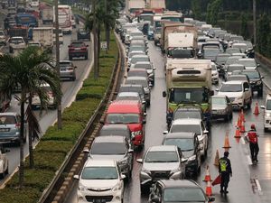 Ada Kecelakaan, Tol JORR Arah Pasar Minggu Macet