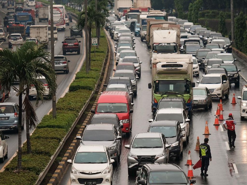 Ada Kecelakaan, Tol JORR Arah Pasar Minggu Macet Ada Kecelakaan, Tol JORR Arah Pasar Minggu Macet