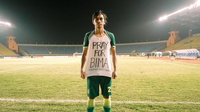 Pemain Persebaya, Ady Setiawan, menggalang dana untuk kampung halamannya.