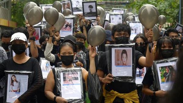 Demonstran Antikudeta Arak Foto Korban Tewas di Myanmar