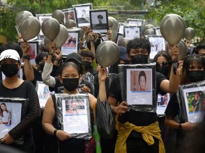 Demonstran Antikudeta Arak Foto Korban Tewas di Myanmar