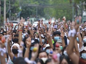Kasihan, Warga Myanmar Susah Payah Tarik Uang di ATM Kasihan, Warga Myanmar Susah Payah Tarik Uang di ATM