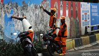 Aksi Bersih-bersih Mural Rusak di Tebet
