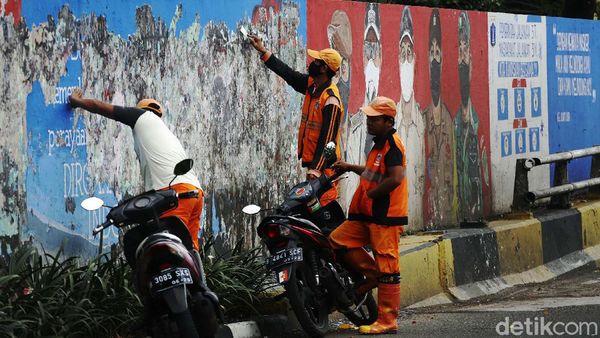 Aksi Bersih-bersih Mural Rusak di Tebet