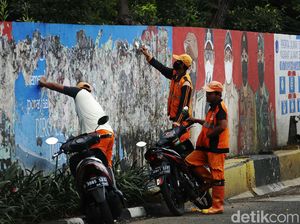 Aksi Bersih-bersih Mural Rusak di Tebet