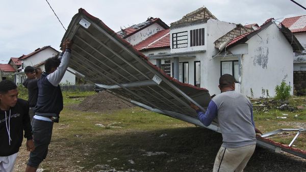 Kupang Lumpuh Total Diterjang Angin Kencang