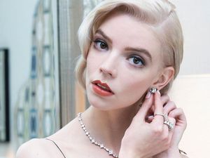 Gaya Mewah Anya Taylor di SAG Awards, Pakai Perhiasan Berlian Rp 11 M! Gaya Mewah Anya Taylor di SAG Awards, Pakai Perhiasan Berlian Rp 11 M!