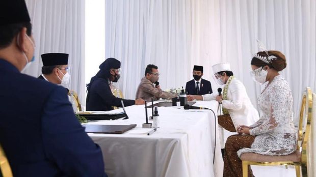 Youtuber Atta Halilintar dan Aurel Hermansyah akhirnya resmi menikah pada Sabtu (3/4) di Hotel Raffles, Kuningan, Jakarta Selatan. Acara sakral Atta Halilintar dan Aurel Hermansyah itu dihadiri Presiden Joko Widodo dan Menteri Pertahanan Prabowo Subianto. Dua tokoh itu datang sebagai saksi untuk pengantin tersebut.