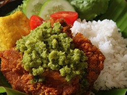 Resep Ayam Geprek Sambal Cabe Hijau yang Pedas Gurih Mantap
