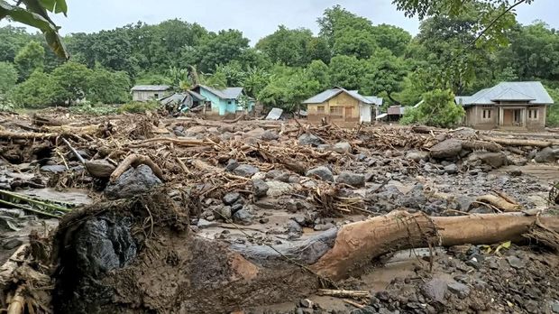 This general view shows debris left behind in the town of Adonara in East Flores on April 4, 2021, after flash floods and landslides swept eastern Indonesia and neighbouring East Timor. (Photo by Joy Christian / AFP)