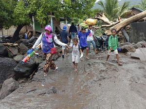 Pengungsi Banjir Bandang NTT Dapat Dana Siap Pakai