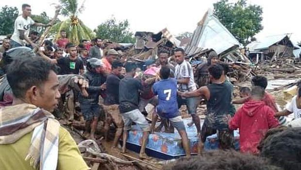 Banjir bandang di Adonara Timur, Flores Timur, NTT, Senin (5/4/2021).  Berdasarkan data BNPB hingga senin siang, korban meninggal dunia akibat banjir bandang di Flores Timur mencapai  68 jiwa. ANTARA FOTO/Pion Ratuloli/wpa/wsj.