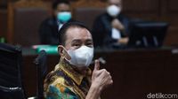 Tok! Jempol Djoko Tjandra saat Divonis 4,5 Tahun Penjara