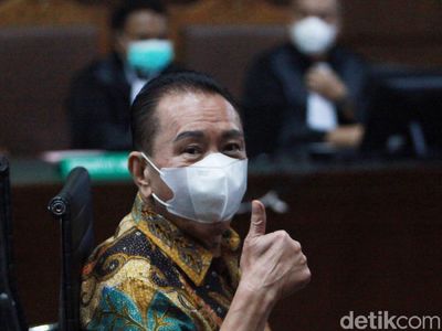 Tok! Jempol Djoko Tjandra saat Divonis 4,5 Tahun Penjara