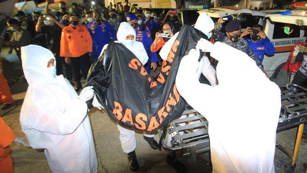 Korban Kapal Tenggelam di Indramayu Dievakuasi