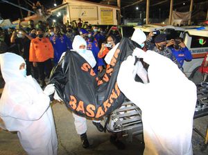 Detik-detik Penemuan 2 ABK Korban Kecelakaan Kapal di Indramayu Detik-detik Penemuan 2 ABK Korban Kecelakaan Kapal di Indramayu