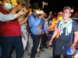 Suasana Penyelamatan 15 ABK dalam Tabrakan Kapal di Indramayu