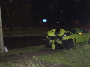 Duh! Mobil Sport Seumur Jagung Ringsek Hantam Tiang Listrik, yang Nyupir Baru Dapat SIM