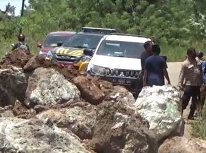 Protes Jalan Rusak, Warga Kendari Tanam Pohon Pisang-Taruh Batu