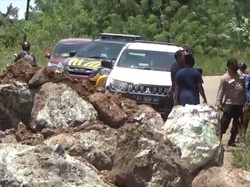Protes Jalan Rusak, Warga Kendari Tanam Pohon Pisang-Taruh Batu