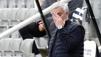 Jose Mourinho dipecat Tottenham Hotspur. Mourinho dirasa gagal membawa Spurs meraih titel juara dan rumornya menolak wacana European Super League (AP/Scott Heppell)
