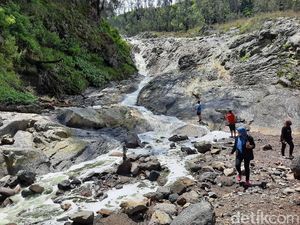 Kalipait, Sungai Berair Sangat Asam dari Kawah Gunung Ijen di Bondowoso Kalipait, Sungai Berair Sangat Asam dari Kawah Gunung Ijen di Bondowoso
