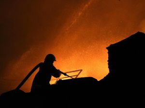 Api Mengamuk di Pabrik Plastik Surabaya