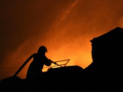 Kisah Pemadam Kebakaran Surabaya Lewatkan Sahur Demi Padamkan Api