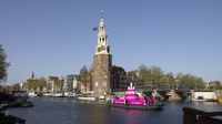 Penampakan Kue Pink Raksasa di Kanal Amsterdam