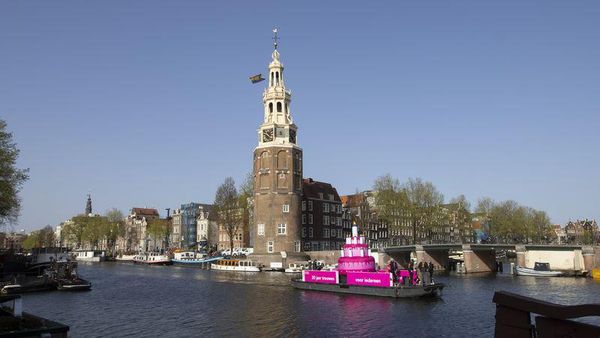 Penampakan Kue Pink Raksasa di Kanal Amsterdam