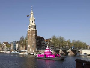 Penampakan Kue Pink Raksasa di Kanal Amsterdam