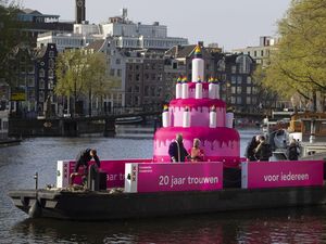 Kue Ultah Warna Pink Hiasi Kanal Amsterdam, Rayakan Apa Ya?