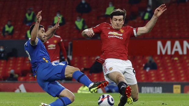 Manchester United vs Brighton & Hove Albion Soccer Football - Premier League - Manchester United v Brighton & Hove Albion - Old Trafford, Manchester, Britain - April 4, 2021 Brighton & Hove Albion's Neal Maupay in action with Manchester United's Harry Maguire Pool via REUTERS/Phil Noble EDITORIAL USE ONLY. No use with unauthorized audio, video, data, fixture lists, club/league logos or 'live' services. Online in-match use limited to 75 images, no video emulation. No use in betting, games or single club /league/player publications. Please contact your account representative for further details.