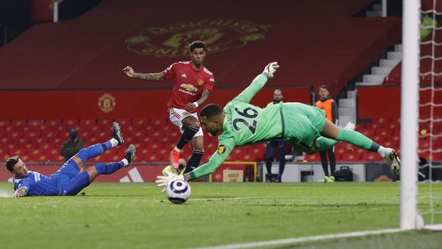 Soccer Football - Premier League - Manchester United v Brighton & Hove Albion - Old Trafford, Manchester, Britain - April 4, 2021 Manchester United's Marcus Rashford scores their first goal Pool via REUTERS/Phil Noble EDITORIAL USE ONLY. No use with unauthorized audio, video, data, fixture lists, club/league logos or 'live' services. Online in-match use limited to 75 images, no video emulation. No use in betting, games or single club /league/player publications. Please contact your account representative for further details.