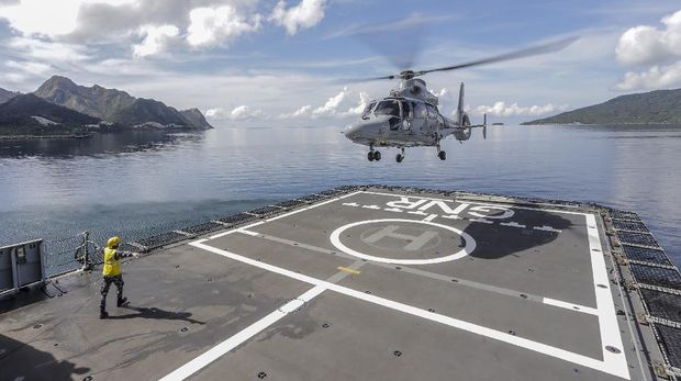 Prajurit TNI Angkatan Laut melakukan latihan lepas landas helikopter dari geladak Kapal KRI I Gusti Ngurah Rai di Pelabuhan Pangkalan TNI AL Ranai, Natuna, Kepulauan Riau, Minggu (4/4/2021). Latihan tersebut merupakan persiapan peletakan batu pertama  pembangun  markas Gugus Tempur Angkatan Laut (Guspurla) Komando Armada I di wilayah natuna. ANTARA FOTO/Teguh Prihatna/Lmo/nz