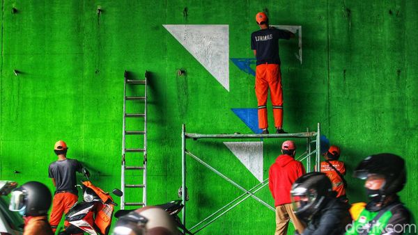 Melihat Aksi Para Pelukis Amatir Percantik Kolong Tol Bintaro