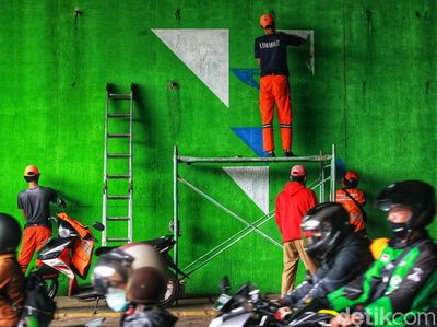 Melihat Aksi Para Pelukis Amatir Percantik Kolong Tol Bintaro