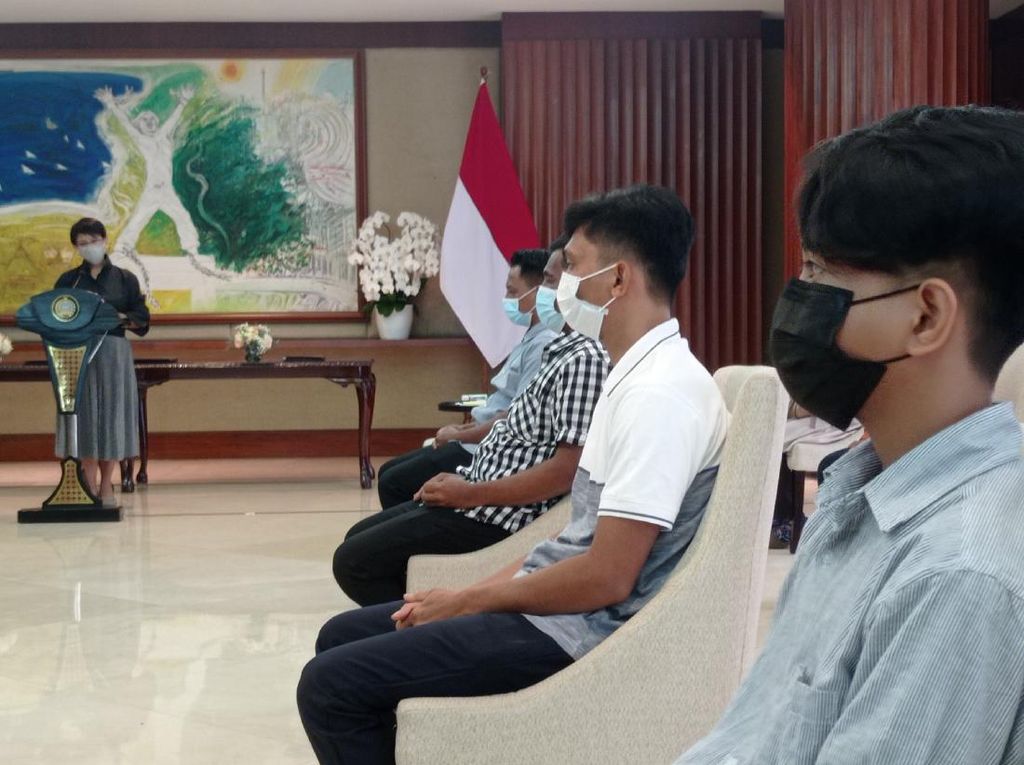 Menlu Retno Serahkan 4 WNI yang Disandera Abu Sayyaf ke Keluarga Menlu Retno Serahkan 4 WNI yang Disandera Abu Sayyaf ke Keluarga