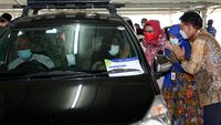 Momen Menkominfo Tinjau Vaksinasi Drive Thru di RS UI