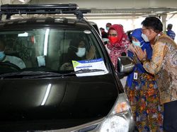 Momen Menkominfo Tinjau Vaksinasi Drive Thru di RS UI