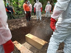 Dua Jenazah Pasien COVID-19 di Ponorogo Dimakamkan Dalam Satu Liang Lahat