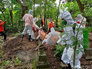 Ini Alasan 2 Jenazah Pasien COVID-19 di Ponorogo Dimakamkan Satu Liang Lahat