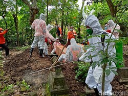 Ini Alasan 2 Jenazah Pasien COVID-19 di Ponorogo Dimakamkan Satu Liang Lahat