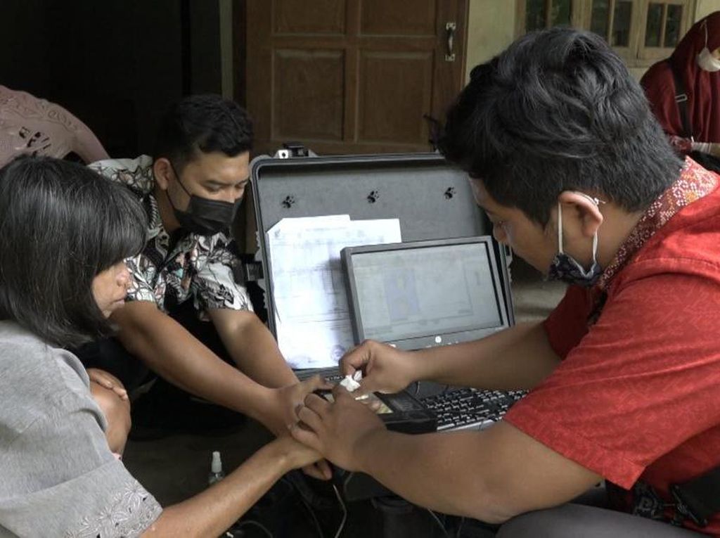 Ratusan Orang Gangguan Jiwa di Boyolali Direkam e-KTP Agar Bisa Ikut BPJS Ratusan Orang Gangguan Jiwa di Boyolali Direkam e-KTP Agar Bisa Ikut BPJS