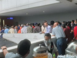 Vaksin COVID Lansia di Pekanbaru Membeludak, Peserta Sulit Jaga Jarak